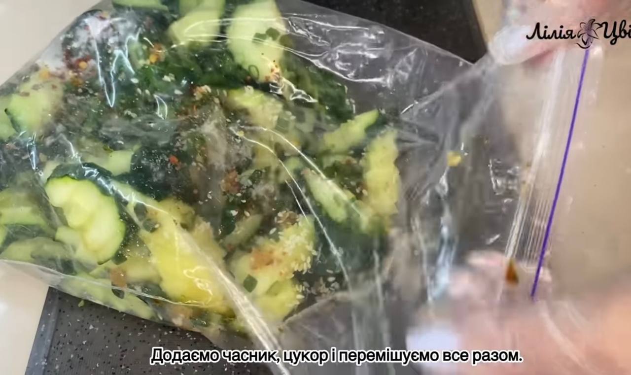 Набридли банальні салати? Приготуйте огірки по-корейські, які здивують своїм смаком